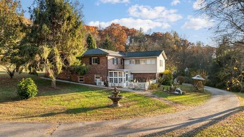 Photo of 262 Sloan St, Franklin City Limits, NC 28734 (MLS # 26042718)