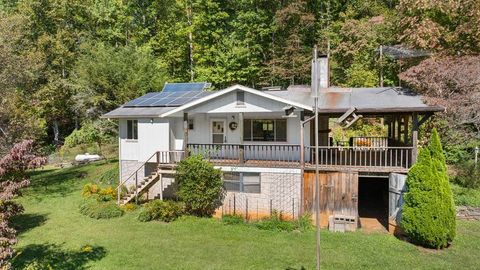 Photo of 404 Byrd Farm Rd, Franklin, NC 28734 (MLS # 26042352)