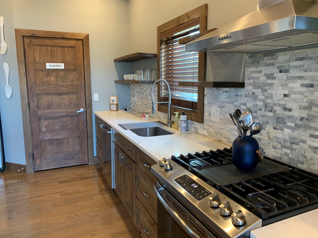 Bryson City, North Carolina 28713, United States, 3 Bedrooms Bedrooms, ,3 BathroomsBathrooms,Residential,Pending,103301