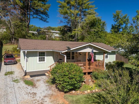 Photo of 115 Rolling Hills Dr, Franklin, NC 28734 (MLS # 26048711)