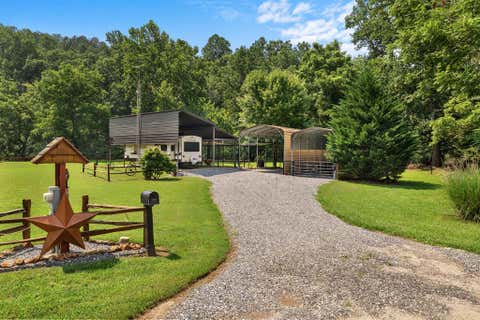 Photo of 158 Rivers Edge Trl, Franklin, NC 28734 (MLS # 26048072)