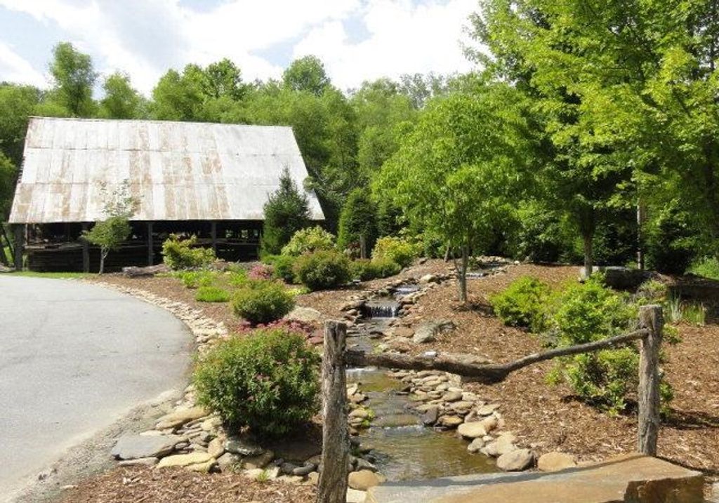 Photo of 71 Silverado Rd, Whittier, NC 28789 (MLS # 26046796)