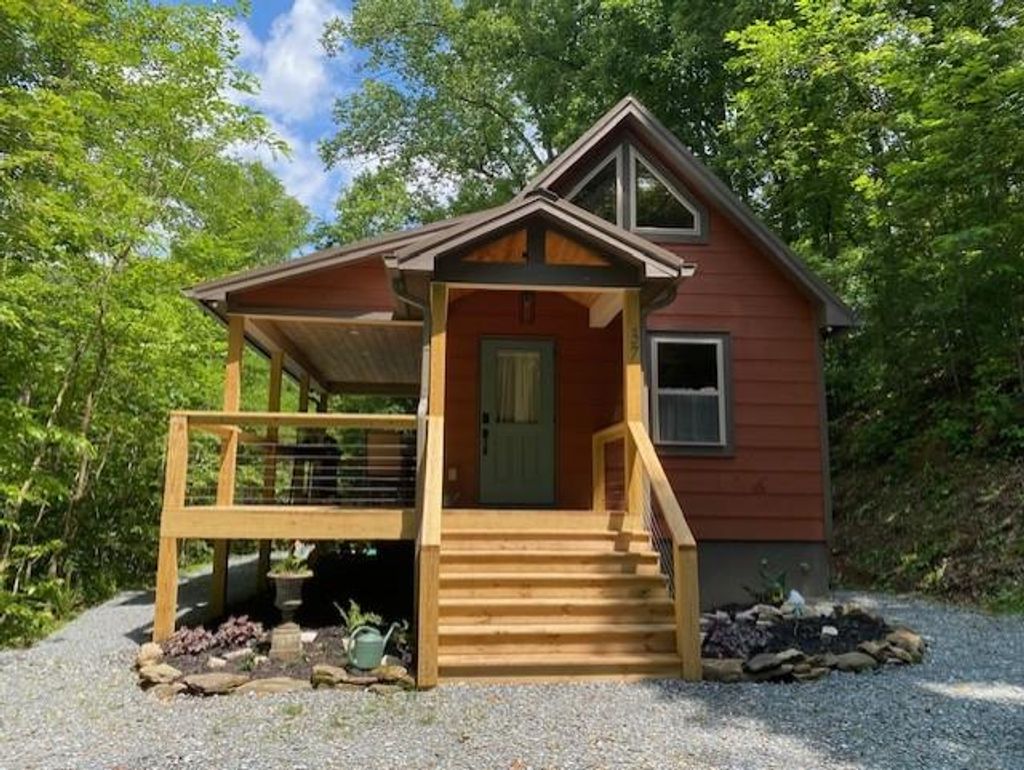 Photo of 37 Bartlett Glen Cove, Bryson City, NC 28713 (MLS # 26042946)