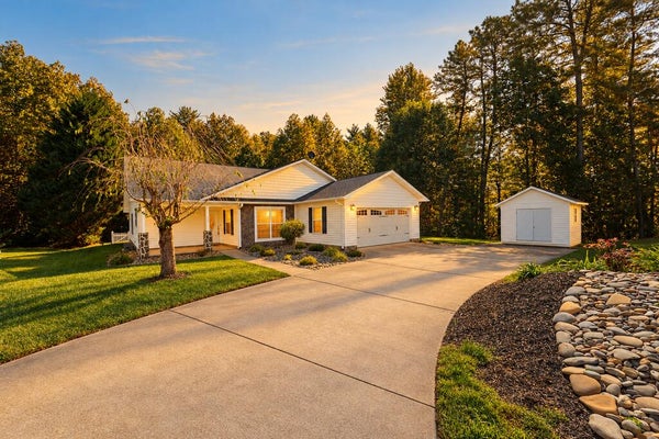 32 COVENTRY CIR E, FRANKLIN, NC 28734 - Image ce48a967eb8a3a01af84a27eaaa8b73b/1284588464