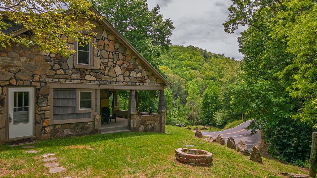 Photo of 34 Coosa Ridge Dr, Whittier, NC 28789 (MLS # 26047166)