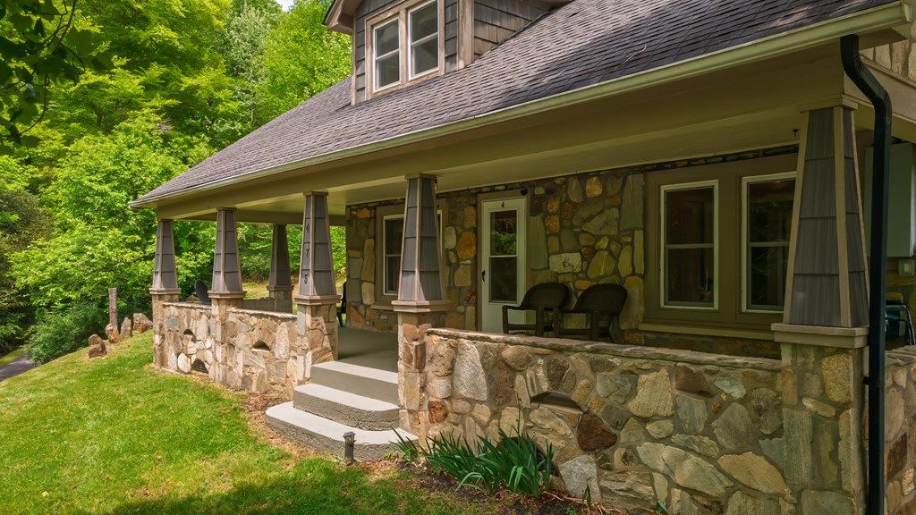 Photo of 34 Coosa Ridge Dr, Whittier, NC 28789 (MLS # 26047166)