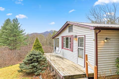 Photo of 220 Gooseberry Ln, Franklin, NC 28734 (MLS # 26043152)