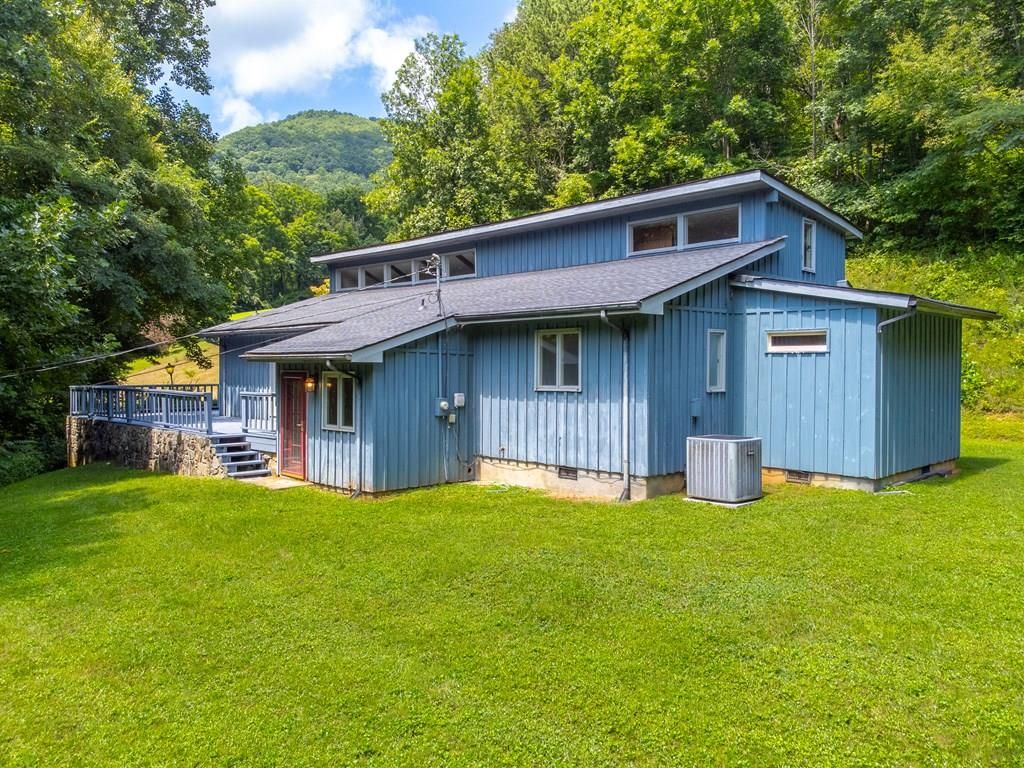 Photo of 1040 Kitchens Branch Rd, Sylva, NC 28779 (MLS # 26042098)