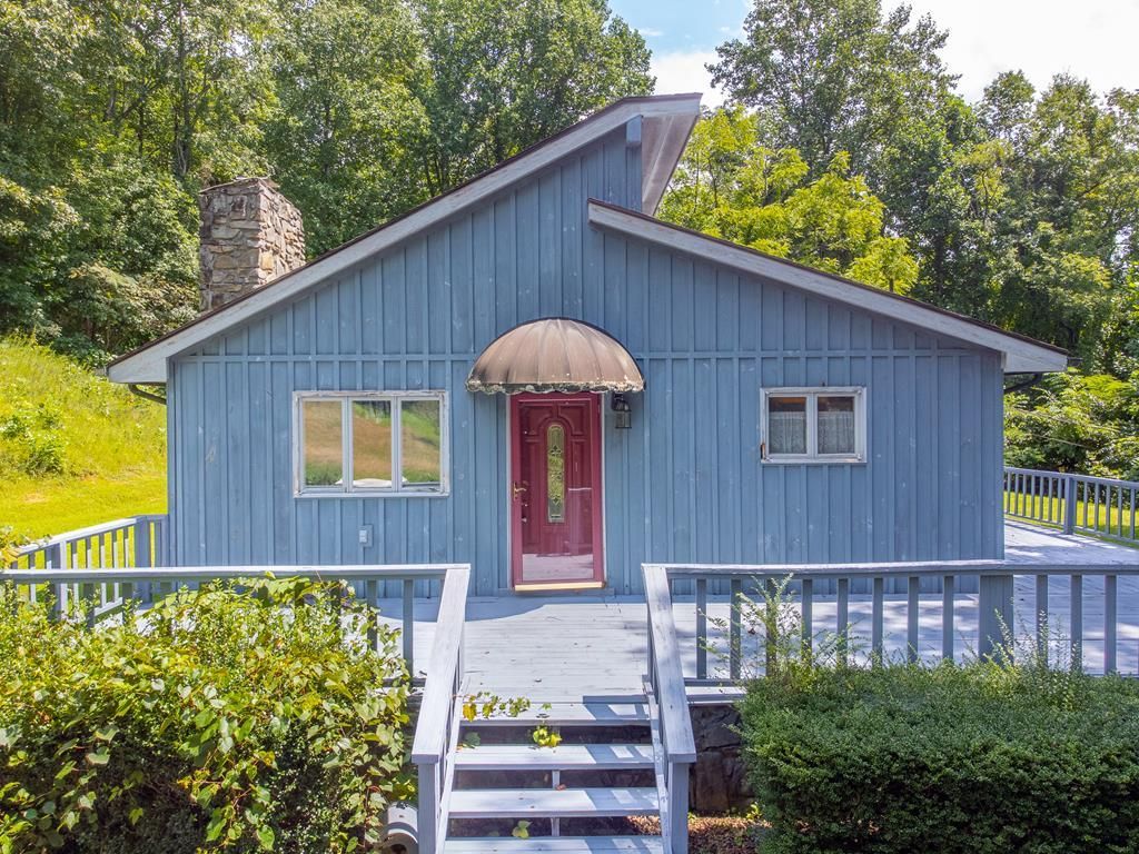 Photo of 1040 Kitchens Branch Rd, Sylva, NC 28779 (MLS # 26042098)