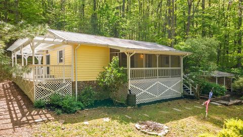 Photo of 587 Lakeside Cir, Franklin, NC 28734 (MLS # 26047065)