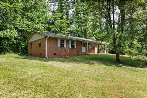 Photo of 156 Old Sweetwater Rd, Robbinsville, NC 28771 (MLS # 26047258)