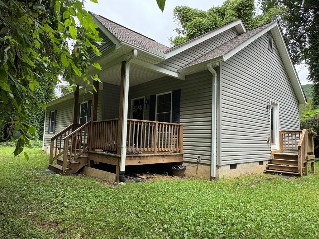 Photo of 160 Watavue Dr, Bryson City, NC 28713 (MLS # 26041822)
