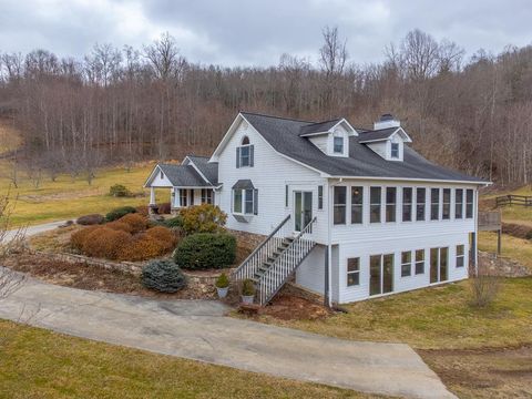 Photo of 2206 Mountain Grove Rd, Franklin, NC 28734 (MLS # 26045406)