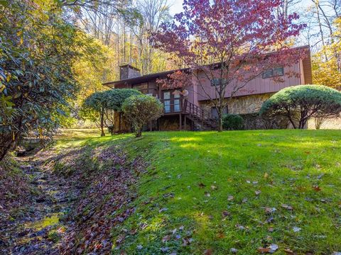 Photo of 495 Savannah Dr, Sylva, NC 28779 (MLS # 26042552)