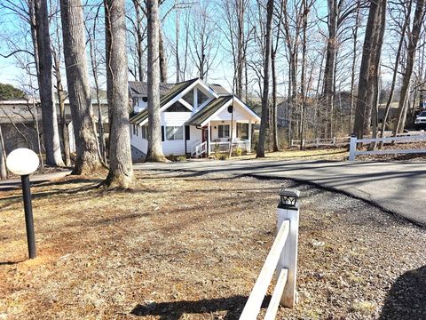 Photo of 106 Junior Pruitt Rd, Franklin, NC 28734 (MLS # 26045305)