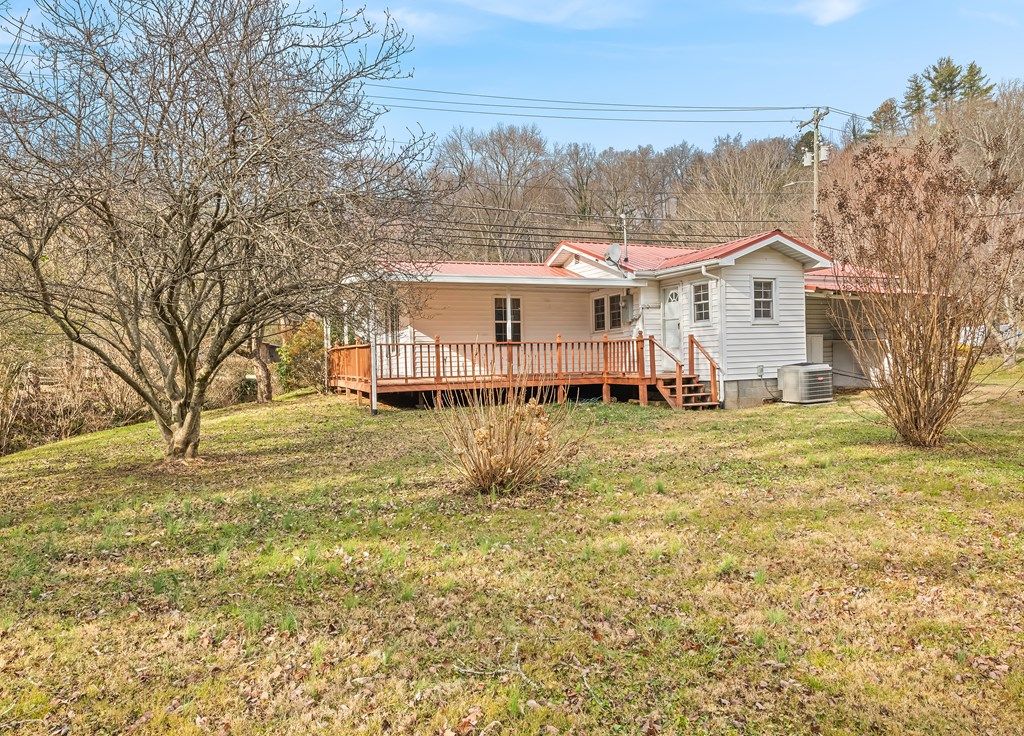 Photo of 1124 Skyland Dr, Sylva, NC 28779 (MLS # 26043176)