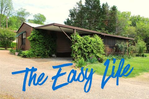 Photo of 103 Maples Park Dr, Franklin, NC 28734 (MLS # 26047074)