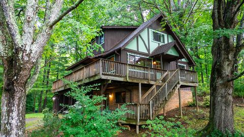 Photo of 33 Wenlock Way, Waynesville, NC 28785 (MLS # 26042128)