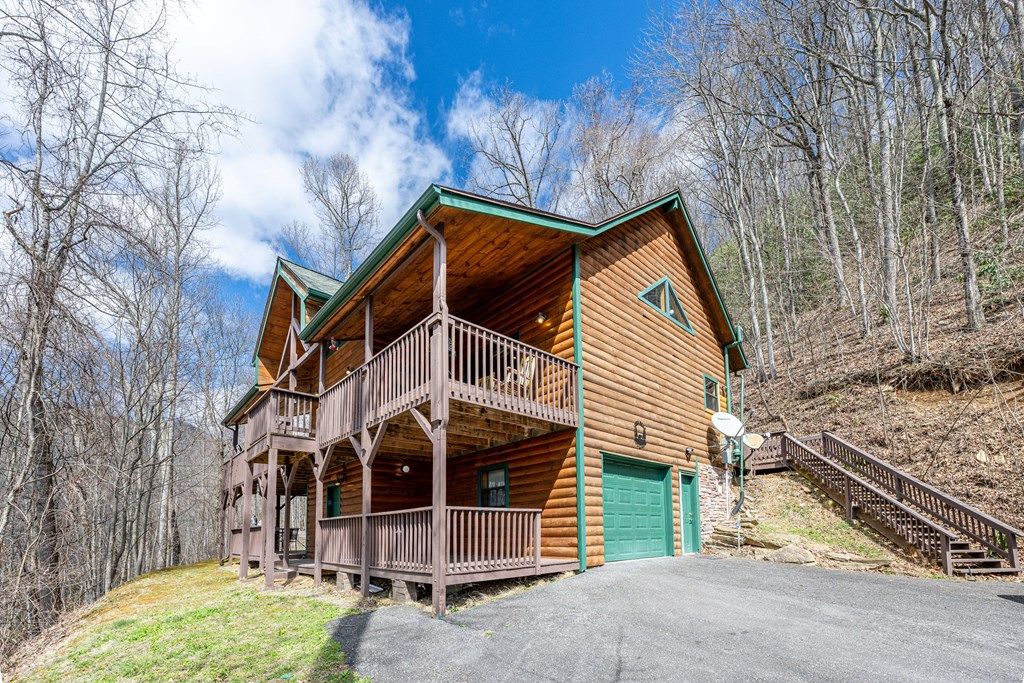 Photo of 233 Sunset Point, Bryson City, NC 28713 (MLS # 26046705)