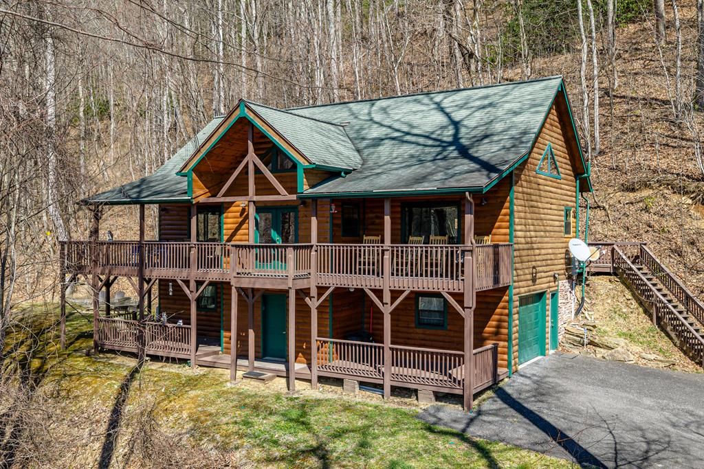 Photo of 233 Sunset Point, Bryson City, NC 28713 (MLS # 26046705)