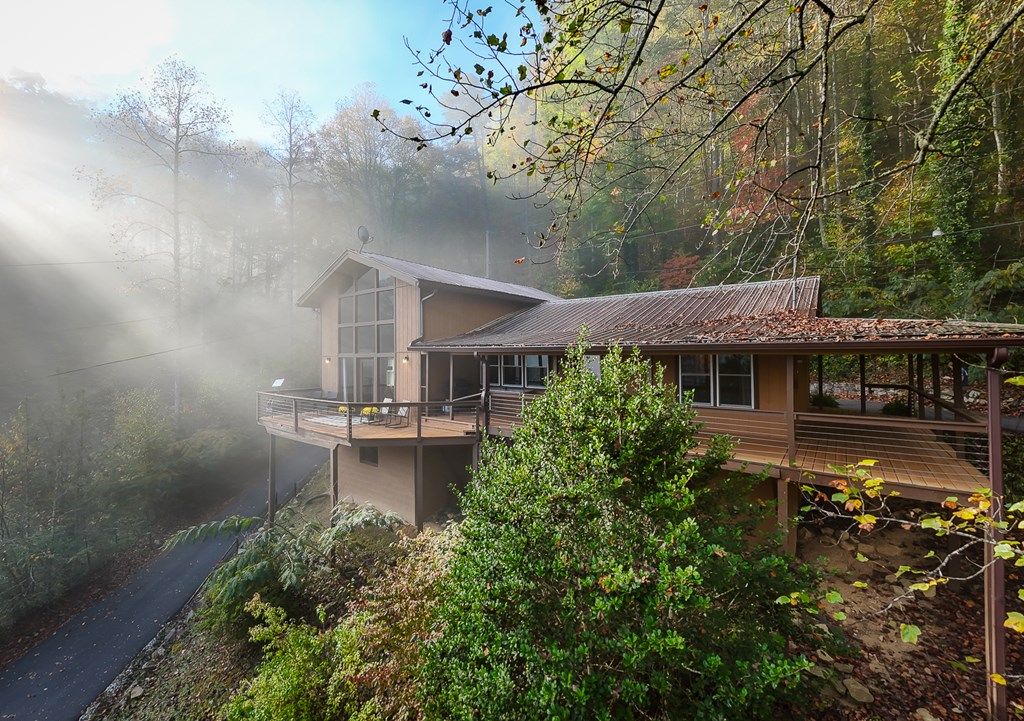 Photo of 393 Everet Jenkins Road, Robbinsville (Graham), NC 28771 (MLS # 26042444)