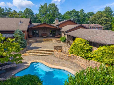 Photo of 59 White Oak St, Franklin, NC 28734 (MLS # 26048025)