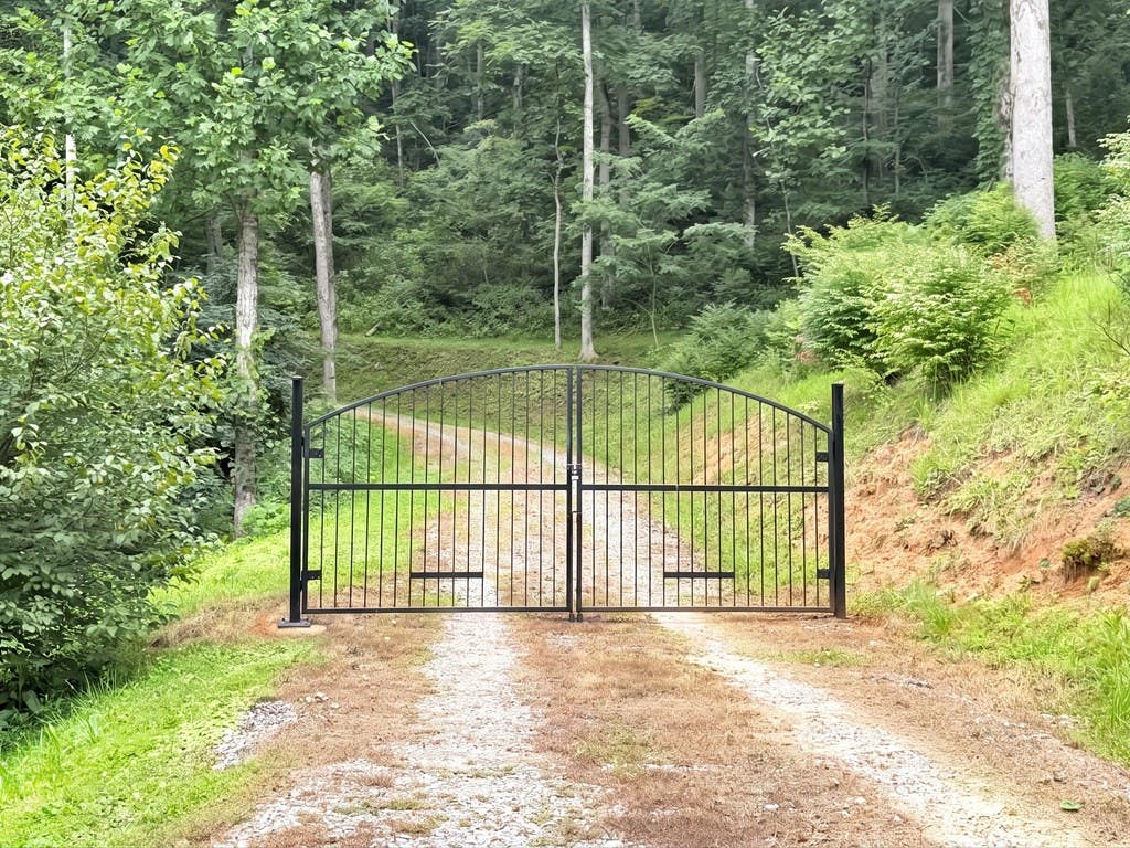 Photo of 291 Incline Dr, Sylva, NC 28779 (MLS # 26048007)