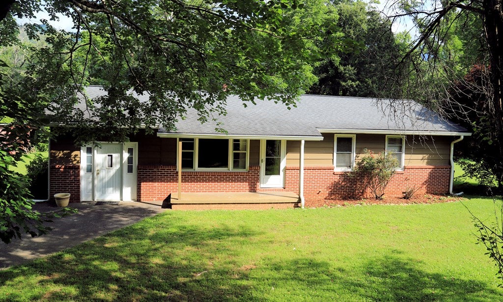 Photo of 387 Scotts Creek Rd, Sylva, NC 28779 (MLS # 26047711)