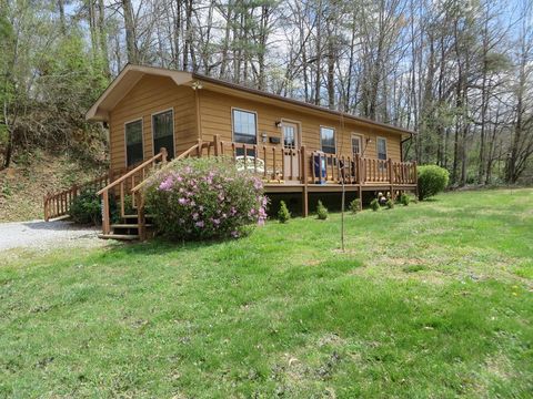 Photo of 2826 2826 Highlands Rd, Franklin, NC 28734 (MLS # 26047640)
