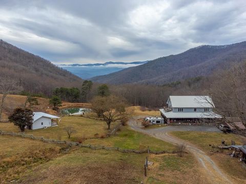Photo of 2535 Lakey Creek Rd, Franklin, NC 28734 (MLS # 26045366)