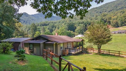 Photo of 1050 Nickajack Road, Franklin, NC 28734 (MLS # 26042121)