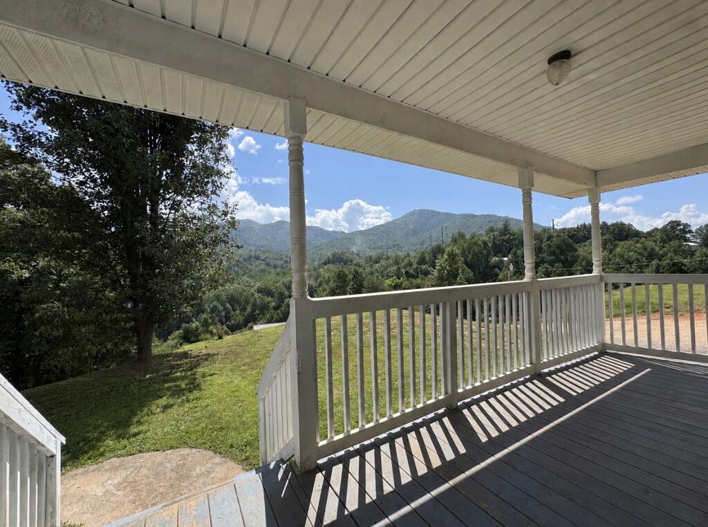 Photo of 95 Oakwood Dr, Bryson City, NC 28713 (MLS # 26048361)