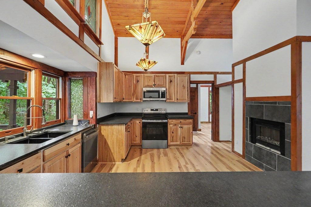 996 Crestview Dr.
