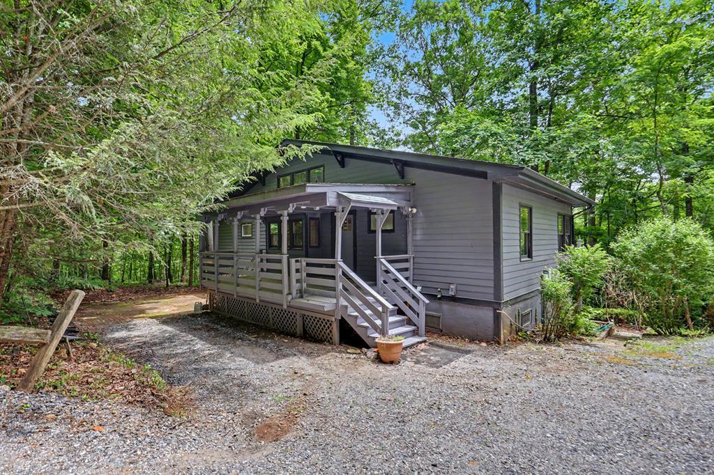 996 Crestview Dr.