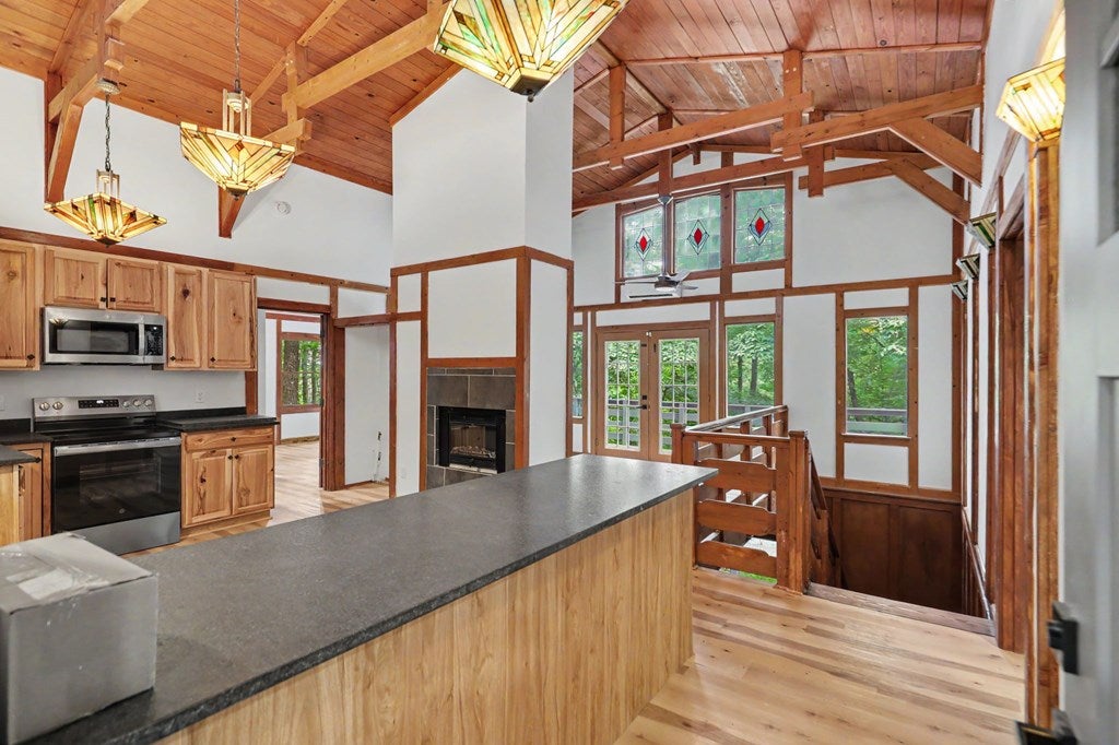 996 Crestview Dr.