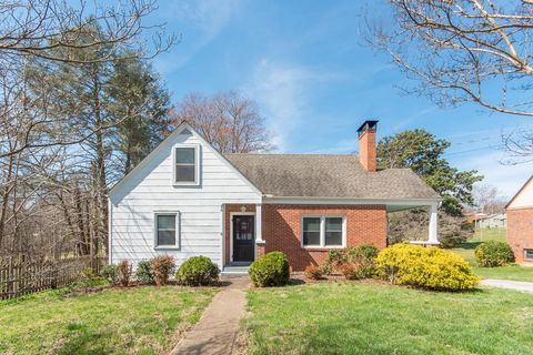 Photo of 378 Bidwell St, Franklin, NC 28734 (MLS # 26046635)