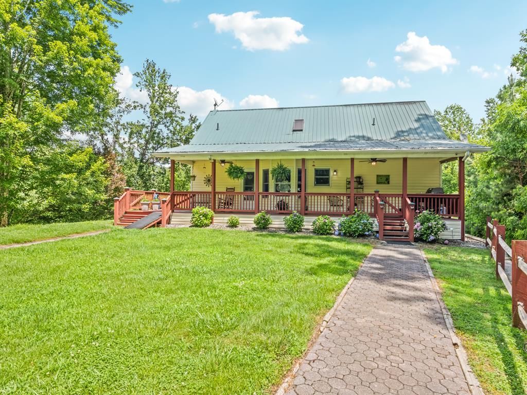 Photo of 165 Lollis Ln, Bryson City, NC 28713 (MLS # 26041380)