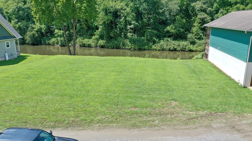 Photo of 8 Bayside Drive, Sylva, NC 28779 (MLS # 26041864)