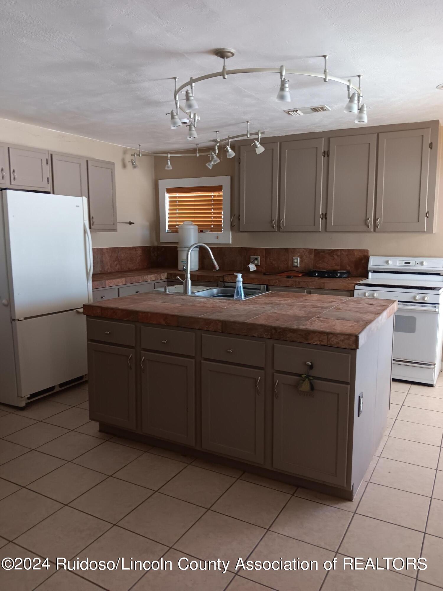 Tinnie, New Mexico 88351, United States, 5 Bedrooms Bedrooms, ,4 BathroomsBathrooms,Residential,Pending,64111