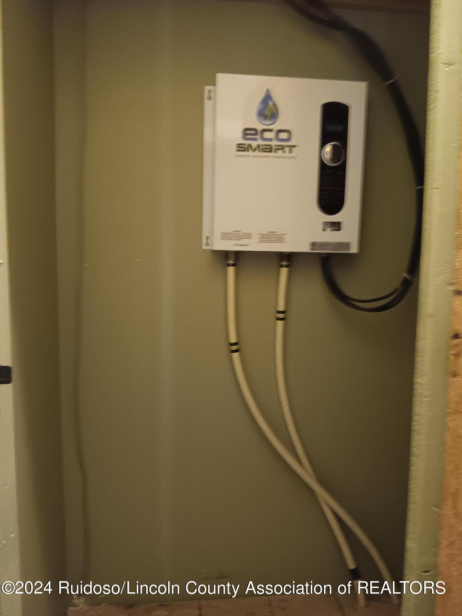 Tinnie, New Mexico 88351, United States, 5 Bedrooms Bedrooms, ,4 BathroomsBathrooms,Residential,Pending,64111