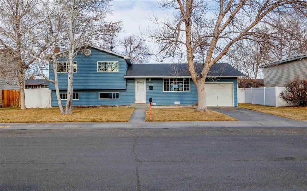 Photo of 435 E 8th St, Powell, WY 82435 (MLS # 10031935)