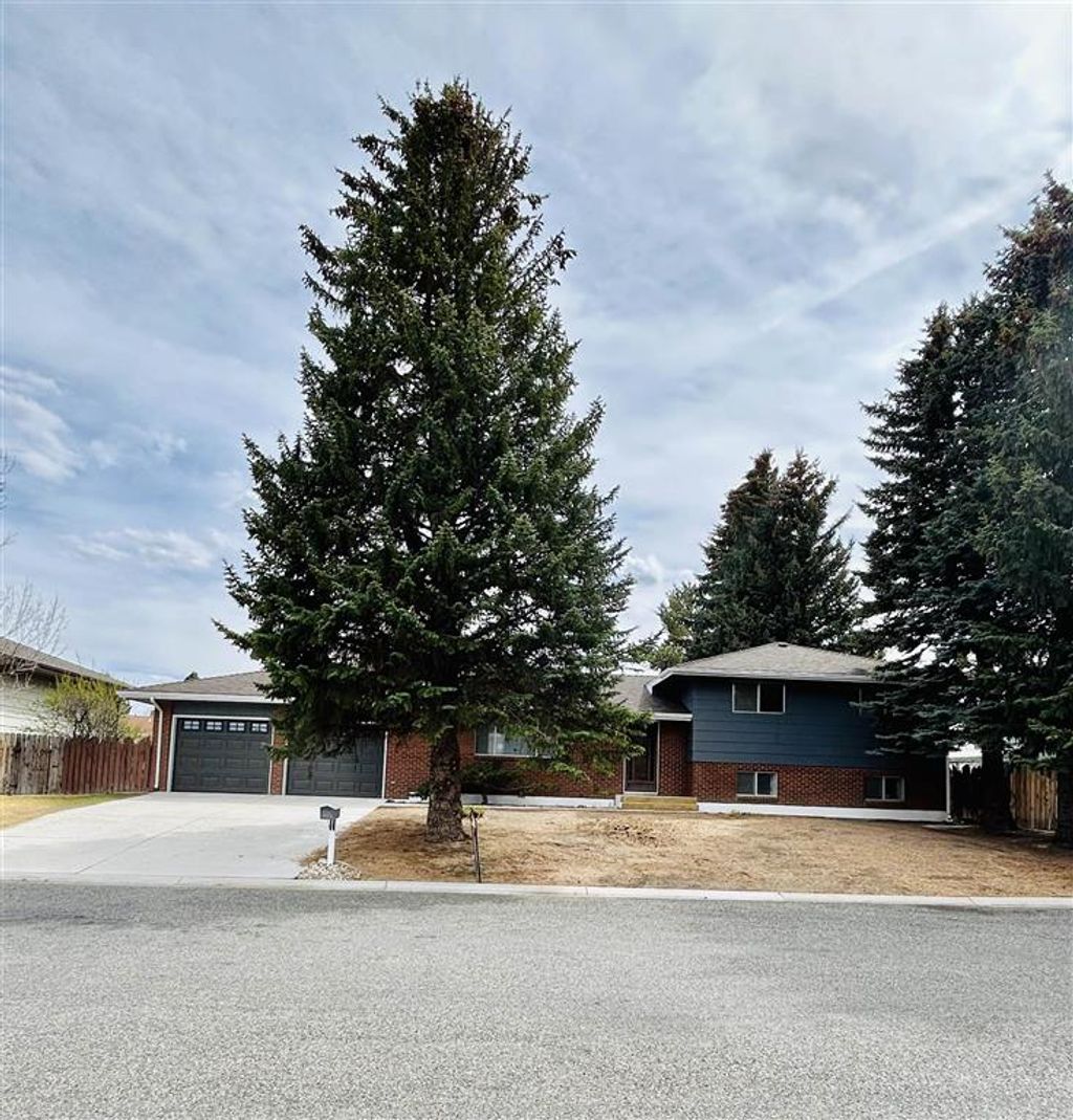 Photo of 1024 Red Butte Ave, Cody, WY 82414 (MLS # 10031400)