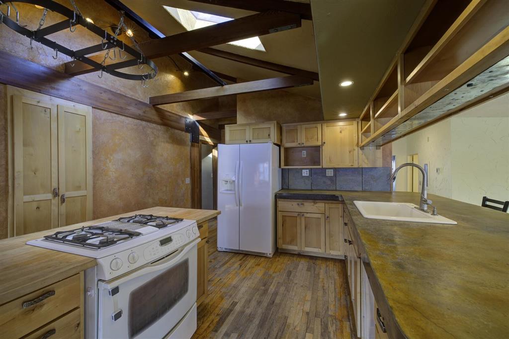 Cody, Wyoming 82414, United States, 2 Bedrooms Bedrooms, ,3 BathroomsBathrooms,Residential,Pending,81269