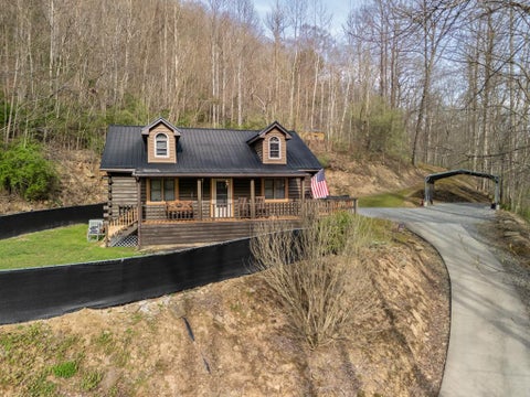 Homes For Sale - 3991 Huff Creek Hwy<br/> Davin, WV 25617