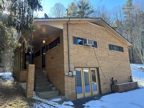 Homes For Sale - 200 Wyoming Avenue<br/> Beckley, WV 25801