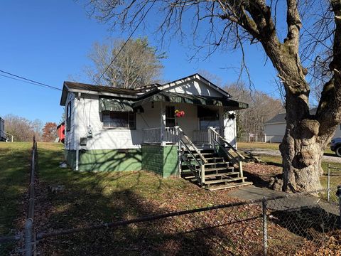 Homes For Sale - 302 Burke Ave<br/> Oak Hill, WV 25901