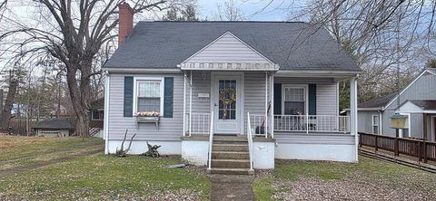 Homes For Sale - 330 Woods Avenue<br/> Oak Hill, WV 25901