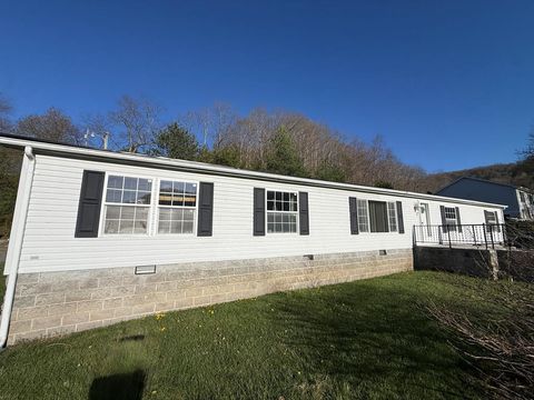 Homes For Sale - 202 Dixie Dr<br/> Mercer County, Bluefield, WV 24701