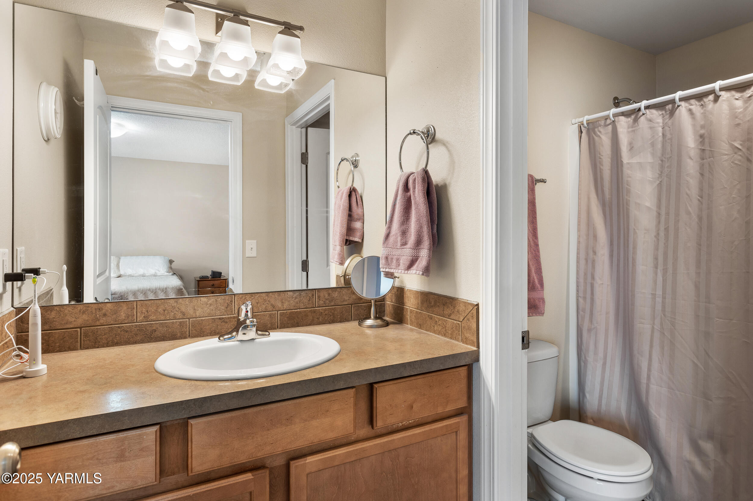 Yakima, Washington 98908, United States, 3 Bedrooms Bedrooms, ,2 BathroomsBathrooms,Residential,Pending,87752