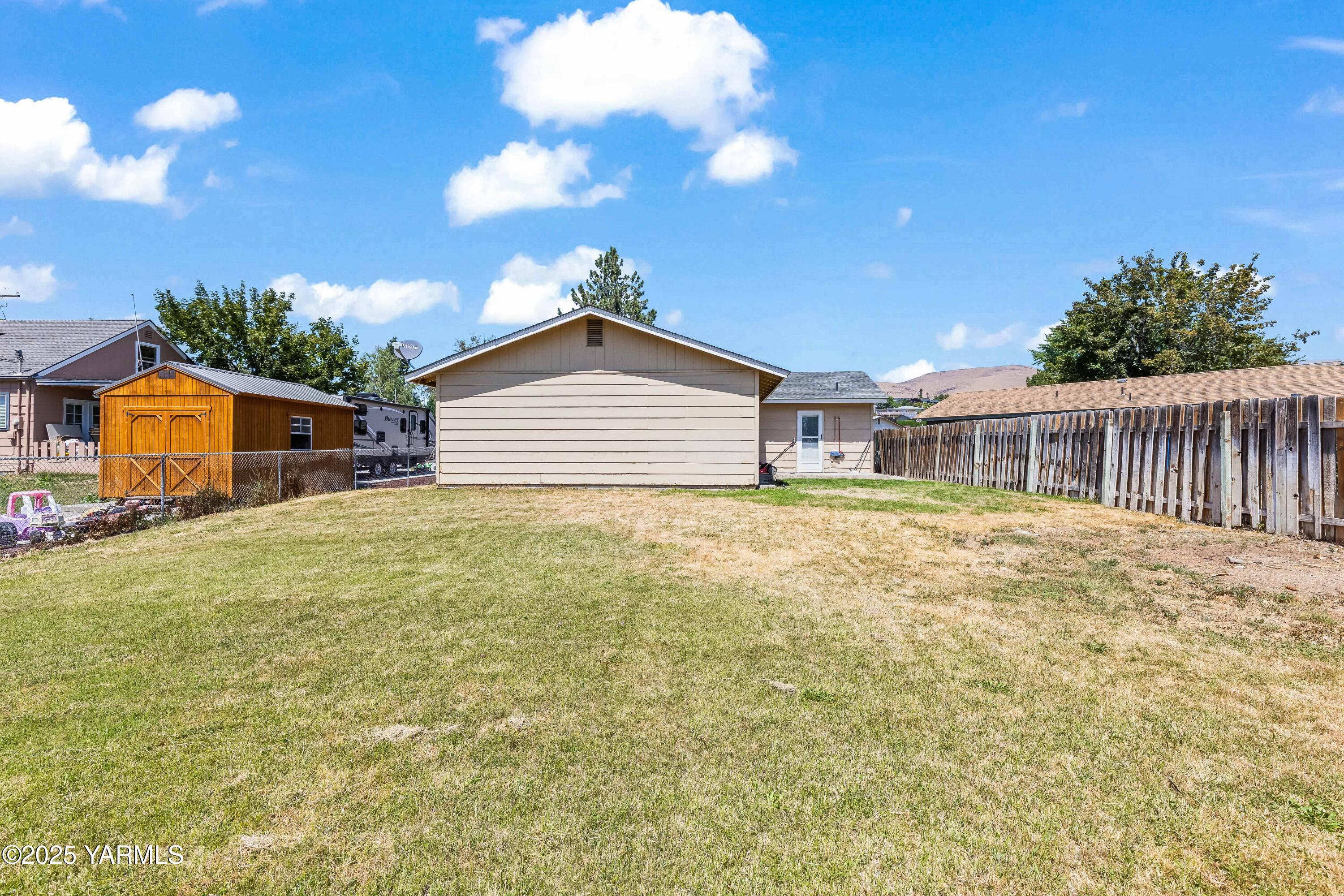 Yakima, Washington 98901, United States, 4 Bedrooms Bedrooms, ,1 BathroomBathrooms,Residential,Active,178018